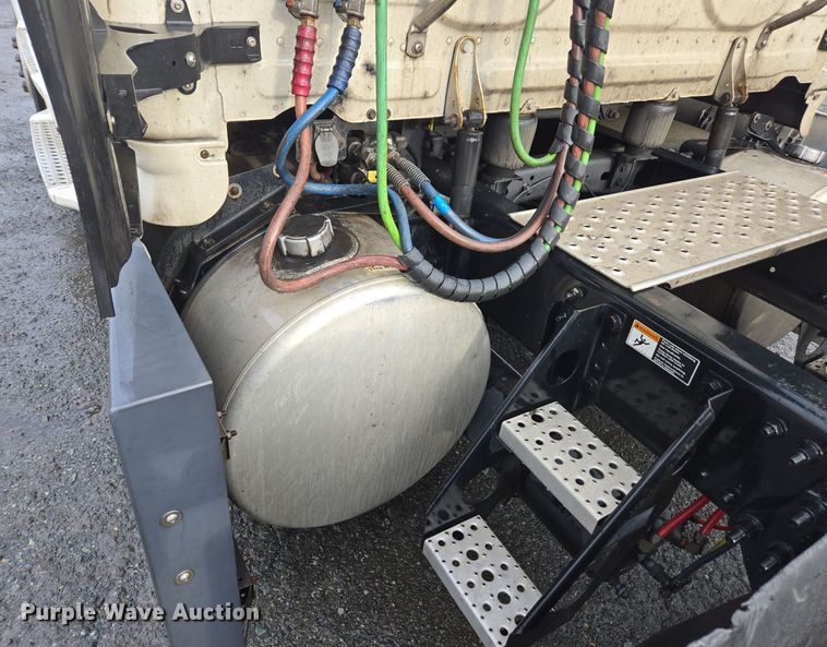 image for item DW1750 2015 Freightliner Cascadia semi truck