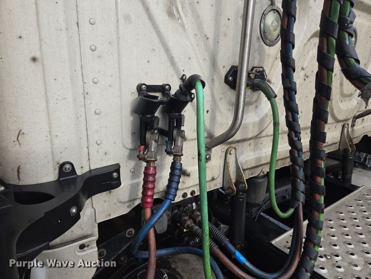 image for item DW1750 2015 Freightliner Cascadia semi truck