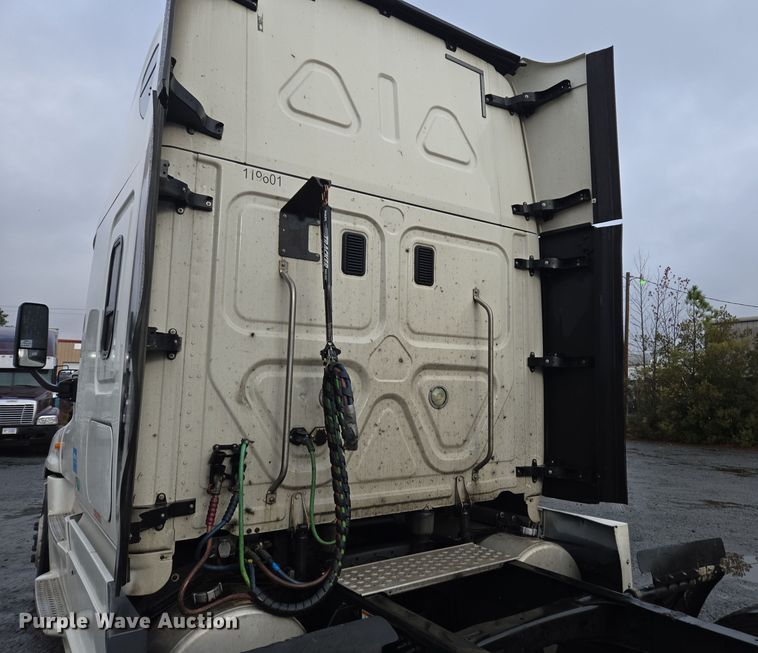 image for item DW1750 2015 Freightliner Cascadia semi truck