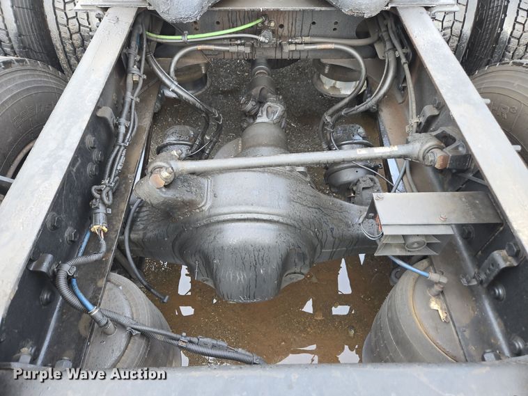 image for item DW1750 2015 Freightliner Cascadia semi truck