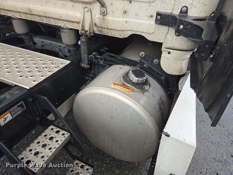 image for item DW1750 2015 Freightliner Cascadia semi truck