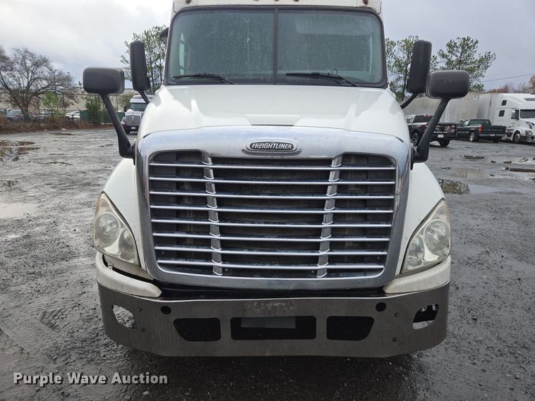 image for item DW1750 2015 Freightliner Cascadia semi truck