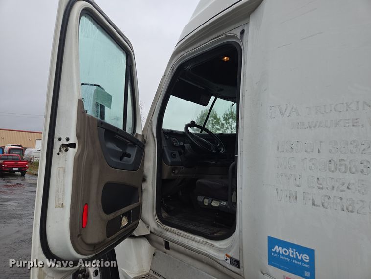 image for item DW1750 2015 Freightliner Cascadia semi truck