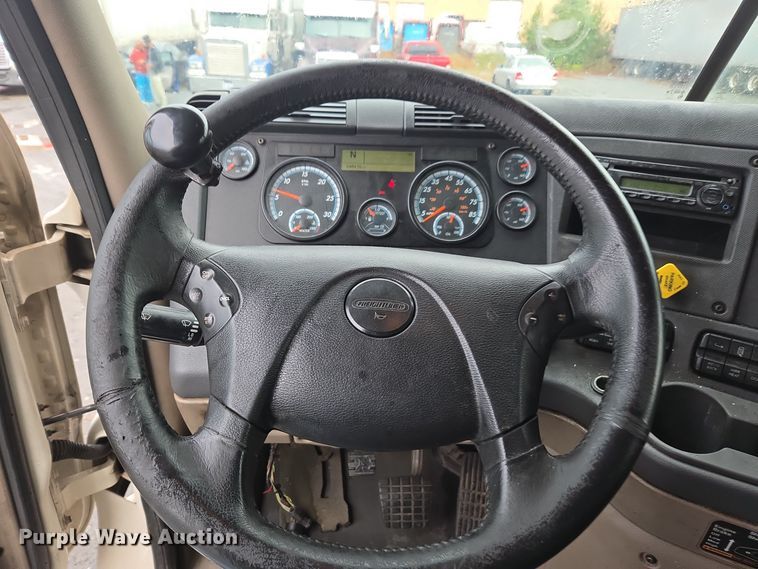 image for item DW1750 2015 Freightliner Cascadia semi truck