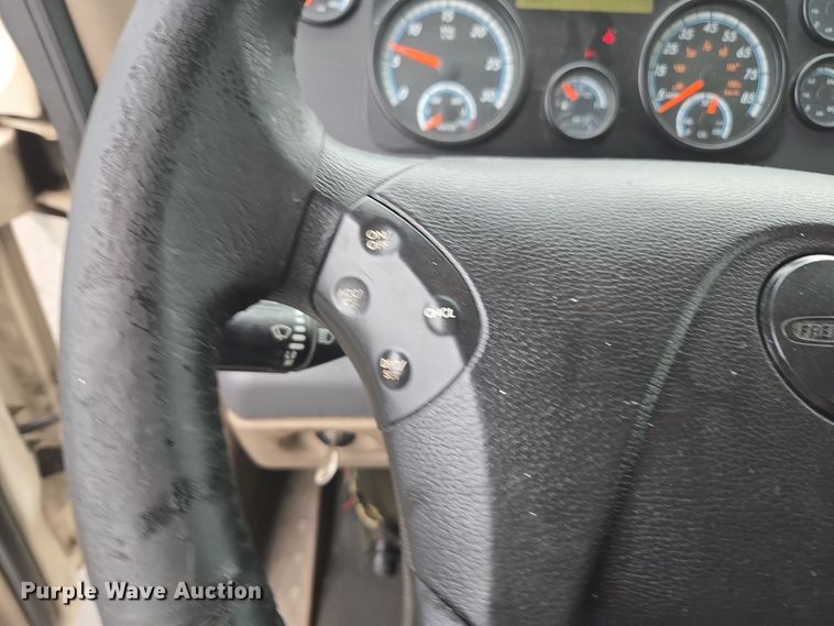 image for item DW1750 2015 Freightliner Cascadia semi truck