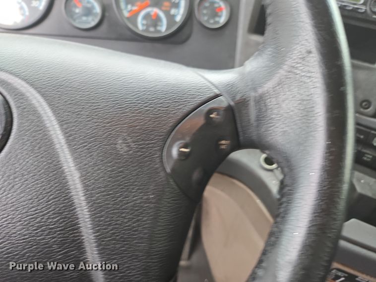 image for item DW1750 2015 Freightliner Cascadia semi truck