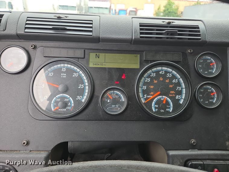 image for item DW1750 2015 Freightliner Cascadia semi truck