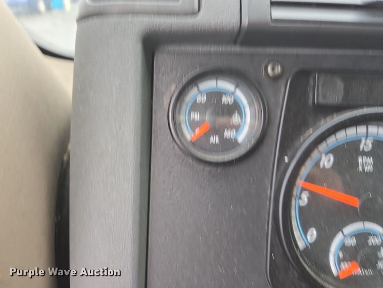 image for item DW1750 2015 Freightliner Cascadia semi truck