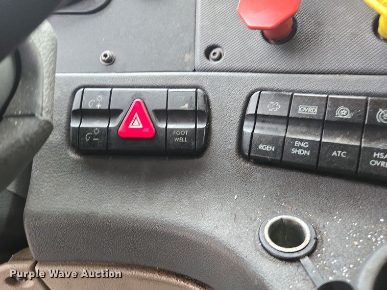 image for item DW1750 2015 Freightliner Cascadia semi truck