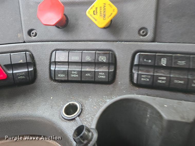 image for item DW1750 2015 Freightliner Cascadia semi truck