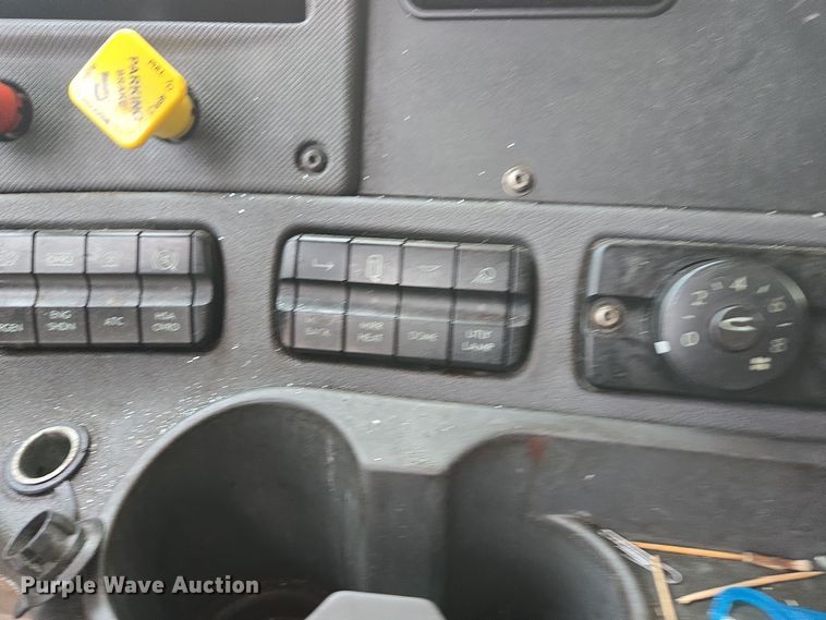 image for item DW1750 2015 Freightliner Cascadia semi truck