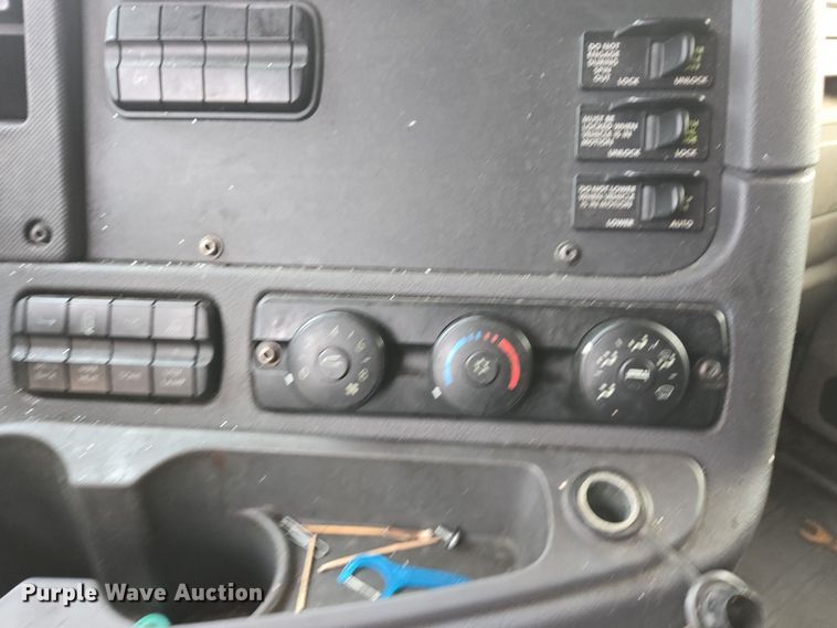 image for item DW1750 2015 Freightliner Cascadia semi truck