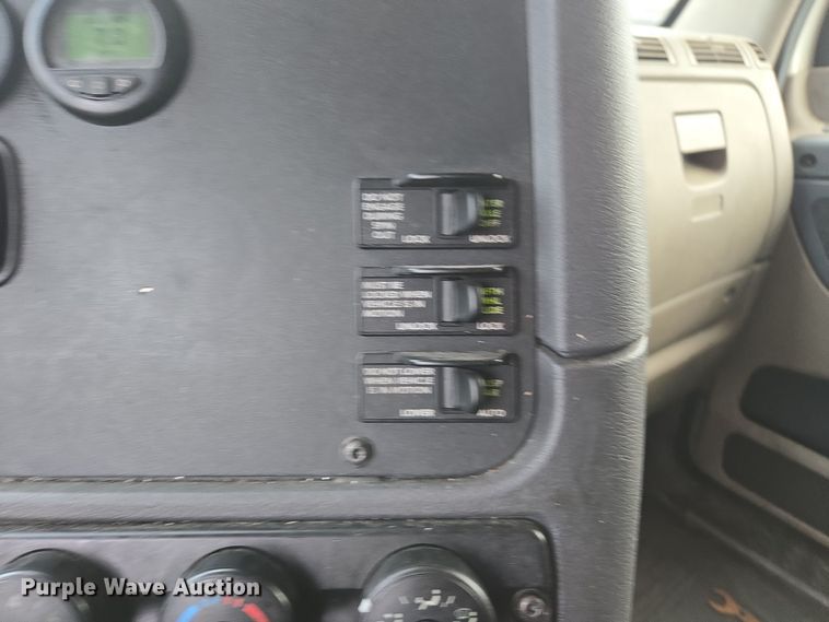 image for item DW1750 2015 Freightliner Cascadia semi truck