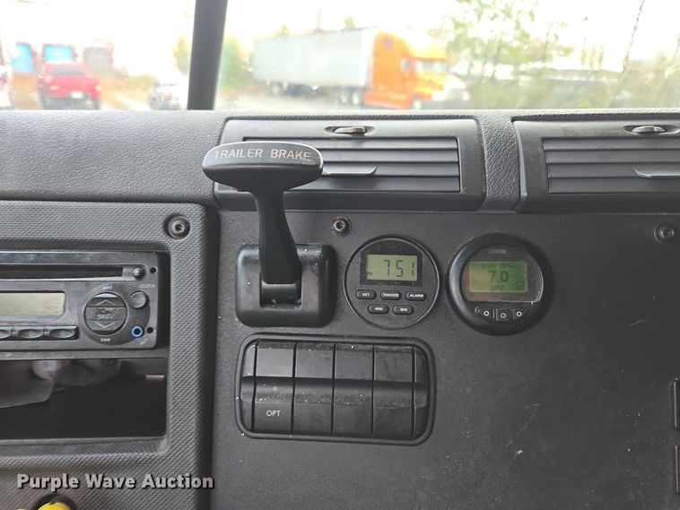 image for item DW1750 2015 Freightliner Cascadia semi truck