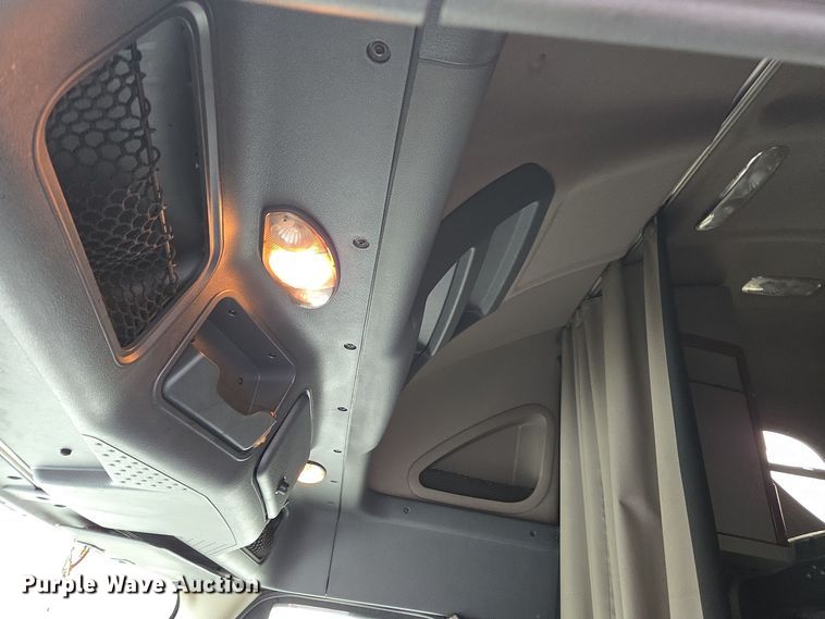 image for item DW1750 2015 Freightliner Cascadia semi truck