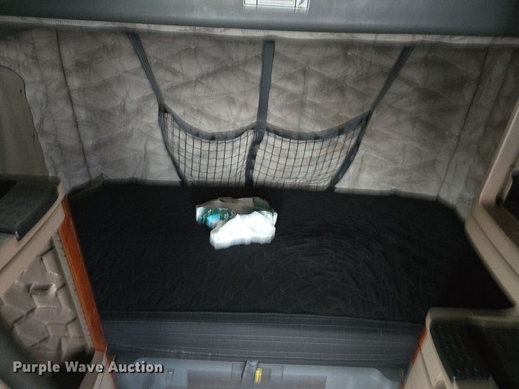 image for item DW1750 2015 Freightliner Cascadia semi truck