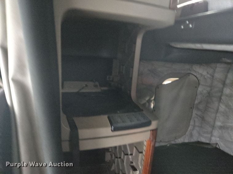 image for item DW1750 2015 Freightliner Cascadia semi truck