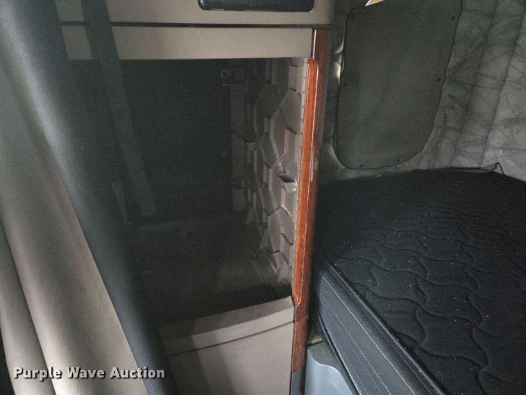 image for item DW1750 2015 Freightliner Cascadia semi truck