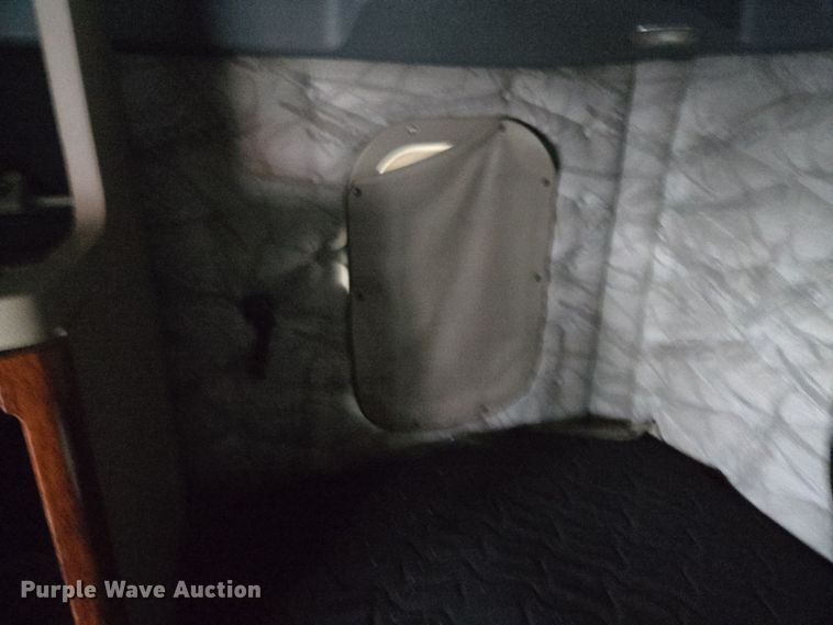 image for item DW1750 2015 Freightliner Cascadia semi truck