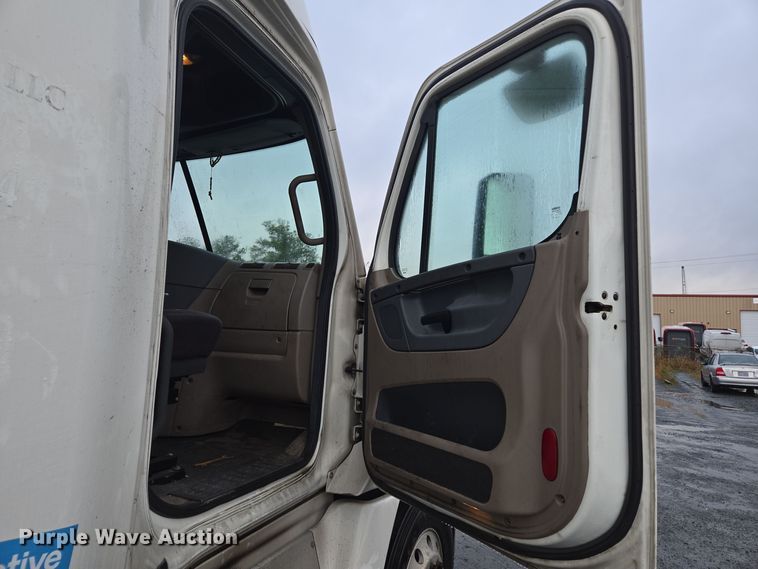 image for item DW1750 2015 Freightliner Cascadia semi truck