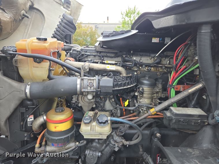 image for item DW1750 2015 Freightliner Cascadia semi truck