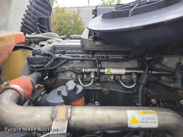 image for item DW1750 2015 Freightliner Cascadia semi truck