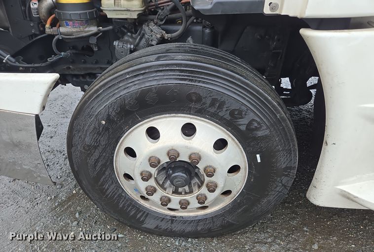 image for item DW1750 2015 Freightliner Cascadia semi truck