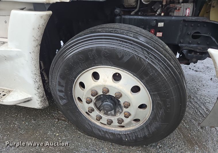 image for item DW1750 2015 Freightliner Cascadia semi truck