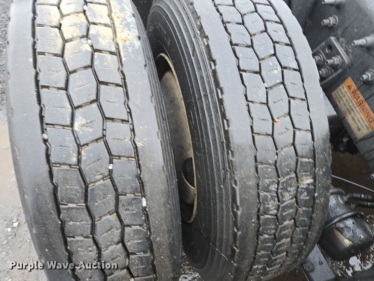 image for item DW1750 2015 Freightliner Cascadia semi truck