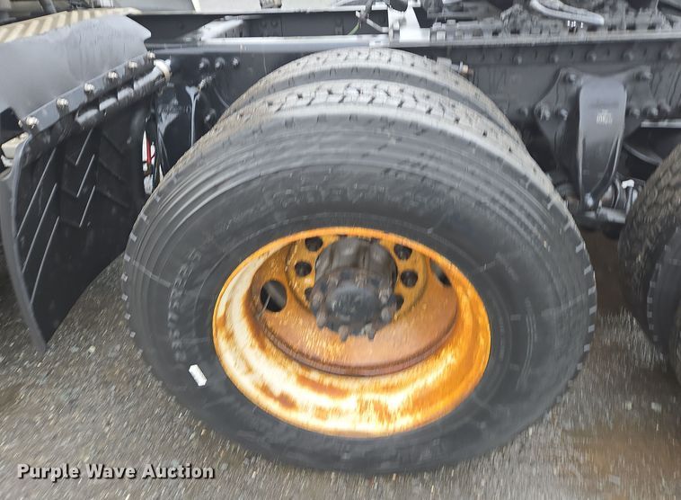 image for item DW1750 2015 Freightliner Cascadia semi truck