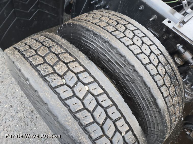 image for item DW1750 2015 Freightliner Cascadia semi truck