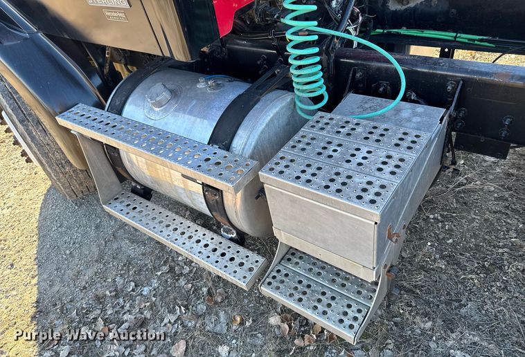 image for item DX1429 2007 Sterling A9500 semi truck