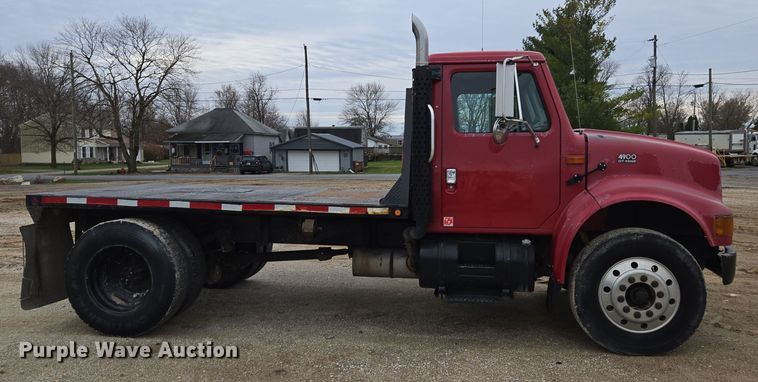 image for item DX1616 2000 International 4900 flatbed truck