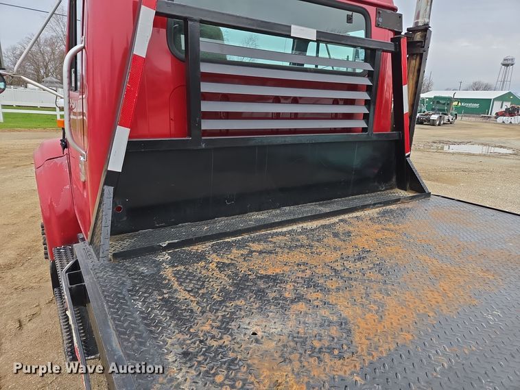 image for item DX1616 2000 International 4900 flatbed truck