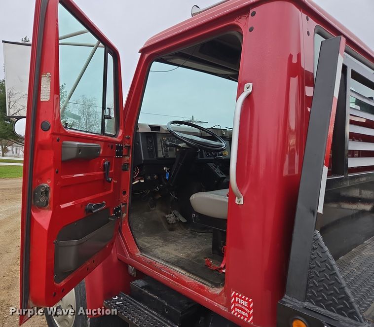 image for item DX1616 2000 International 4900 flatbed truck