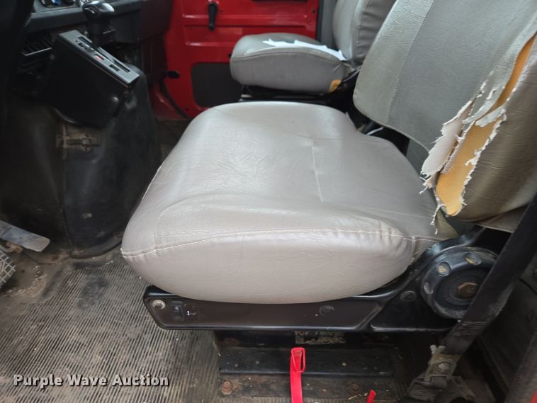 image for item DX1616 2000 International 4900 flatbed truck