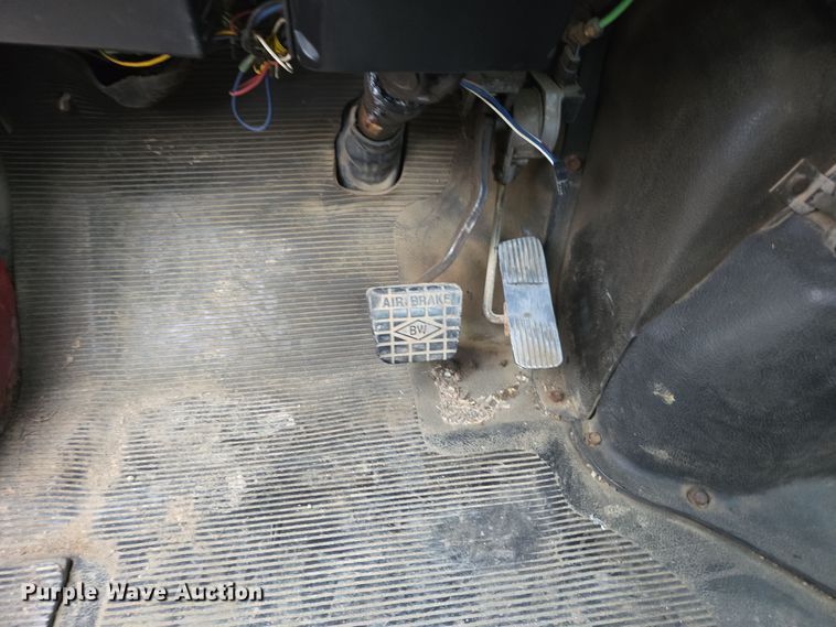 image for item DX1616 2000 International 4900 flatbed truck