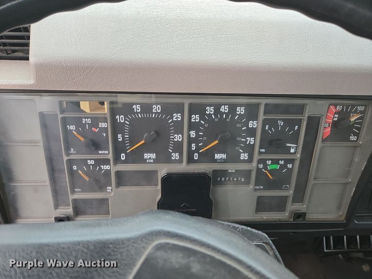 image for item DX1616 2000 International 4900 flatbed truck