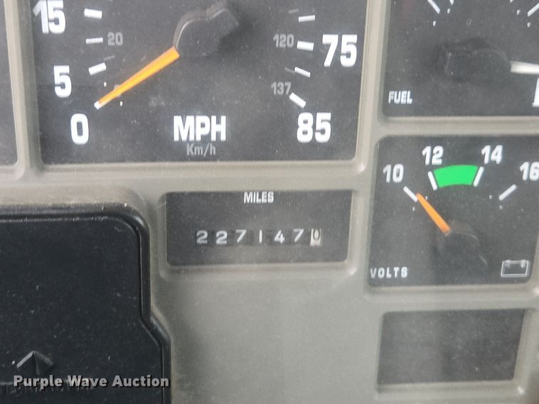 image for item DX1616 2000 International 4900 flatbed truck