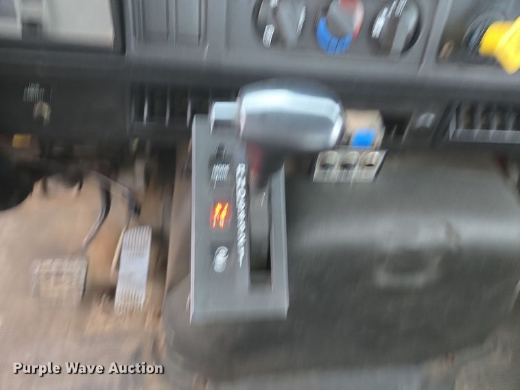 image for item DX1616 2000 International 4900 flatbed truck