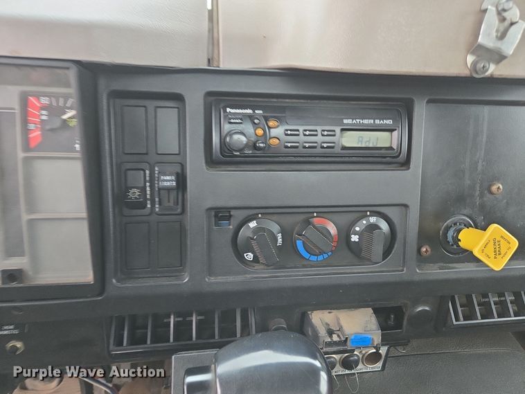 image for item DX1616 2000 International 4900 flatbed truck