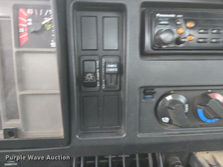 image for item DX1616 2000 International 4900 flatbed truck