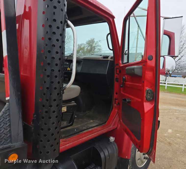 image for item DX1616 2000 International 4900 flatbed truck