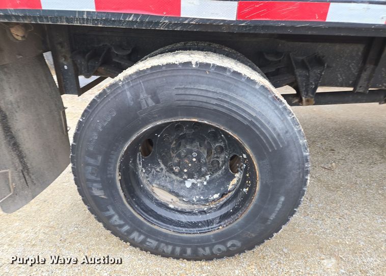 image for item DX1616 2000 International 4900 flatbed truck