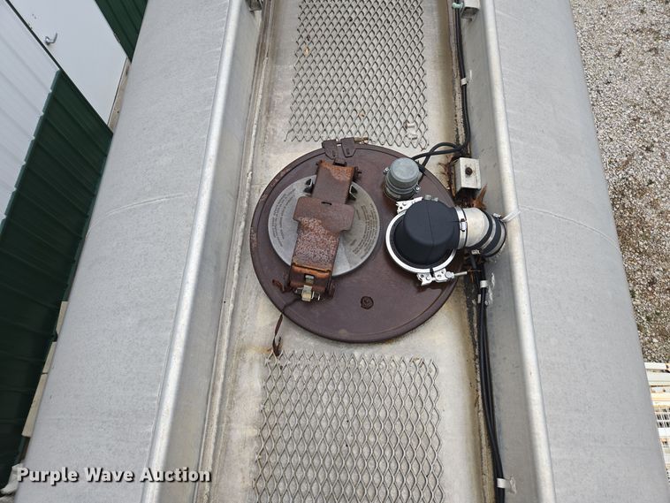 image for item DX1628 1984 Custom Trailers tank trailer