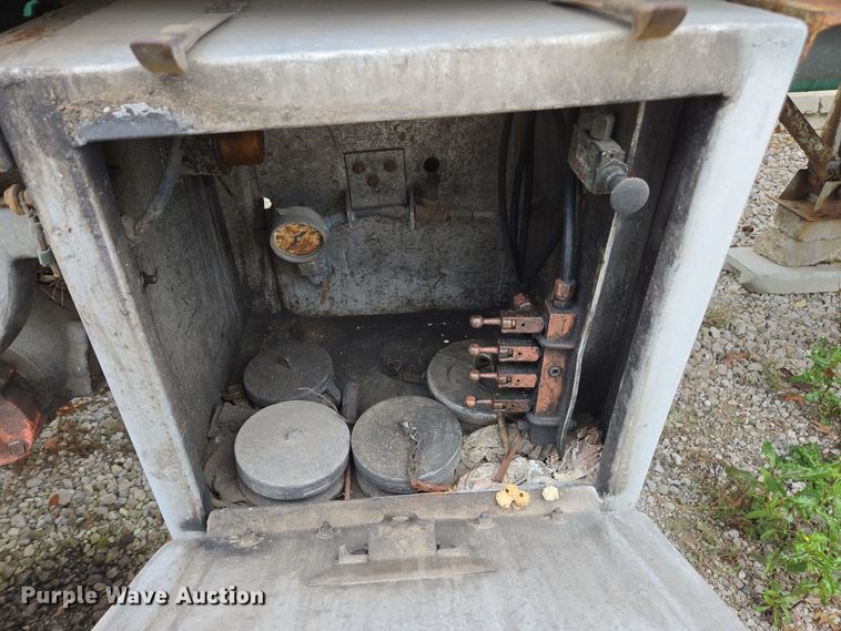 image for item DX1628 1984 Custom Trailers tank trailer