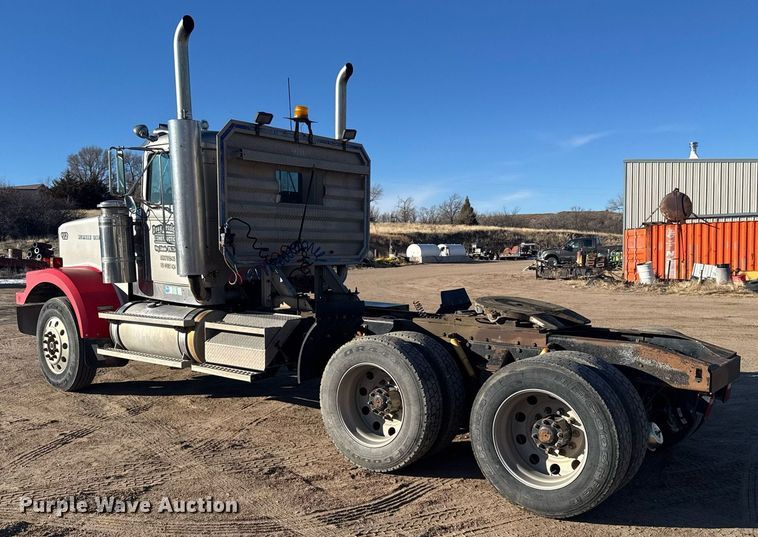 image for item DX3942 1998 Western Star 4964F semi truck