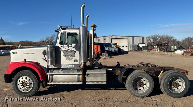 image for item DX3942 1998 Western Star 4964F semi truck