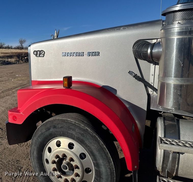 image for item DX3942 1998 Western Star 4964F semi truck