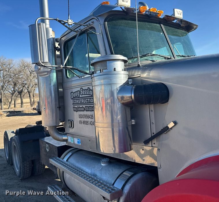 image for item DX3942 1998 Western Star 4964F semi truck